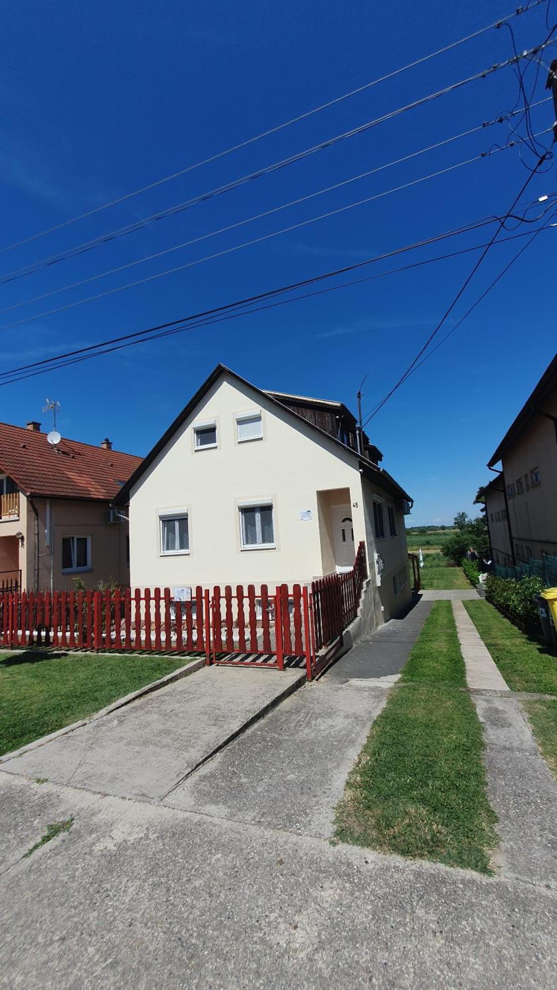 Berbe Apartman Балатонлелле Экстерьер фото